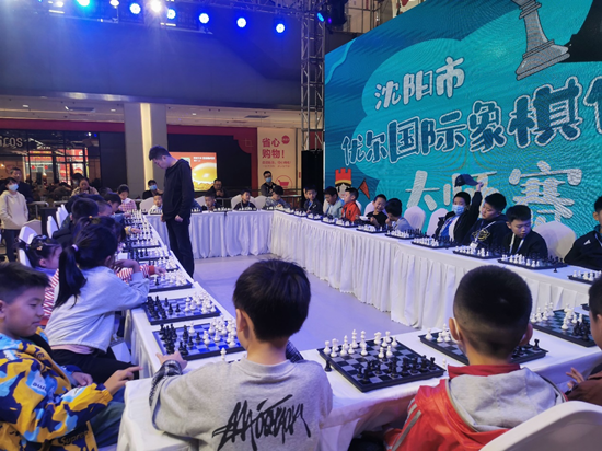 国际象棋小选手与大师“车轮战” 沈阳优尔国际象棋大师赛收官_fororder_图片2_副本