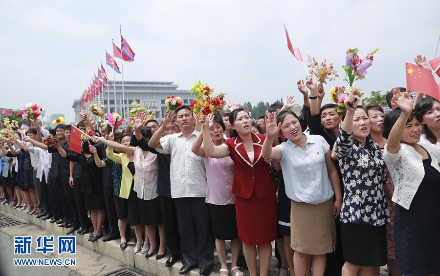 朝鲜民众热烈欢迎习近平