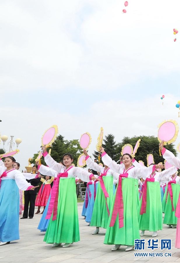 朝鲜民众热烈欢迎习近平