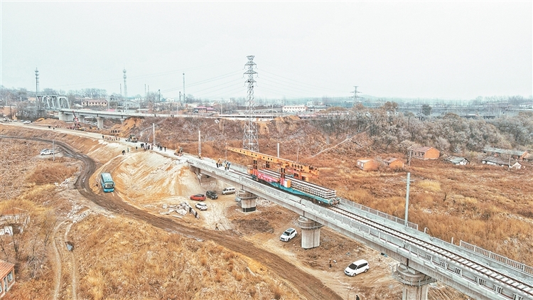 佳鹤铁路全线铺轨贯通