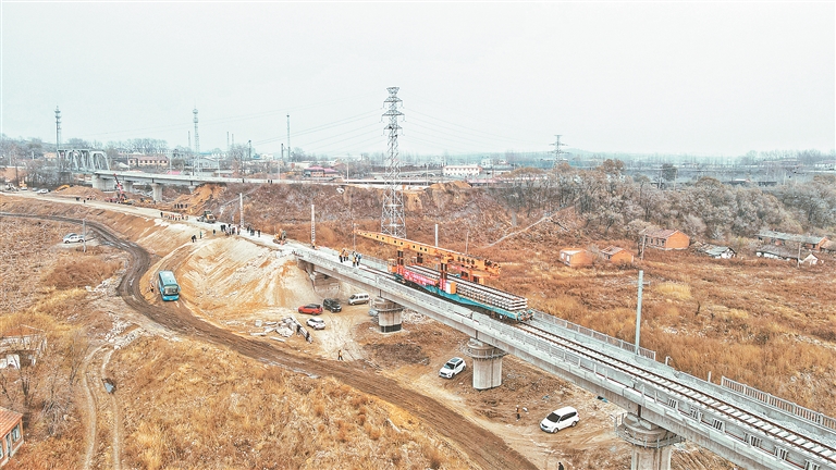 佳鹤铁路全线铺轨贯通