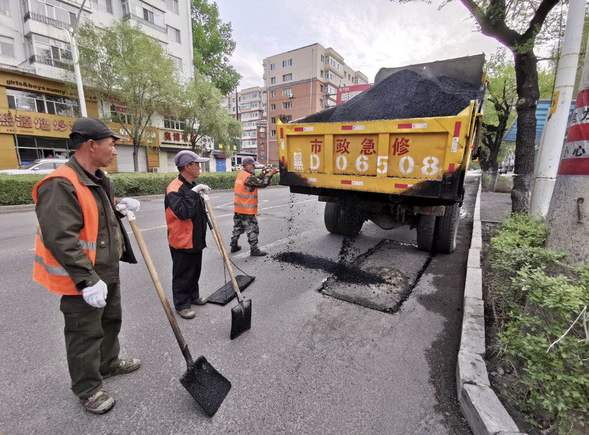 佳木斯市多条道路进行翻修维护