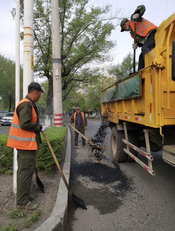 佳木斯市多条道路进行翻修维护