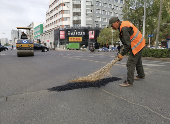 佳木斯市多条道路进行翻修维护