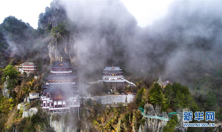 云雾缭绕南宫山