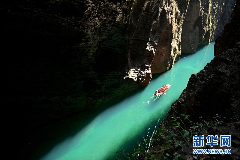 湖北屏山：峡谷圣境舟悬浮