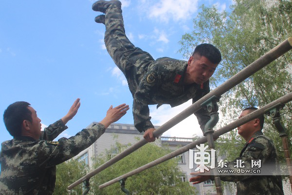 武警战士沙场练兵 斗志昂扬彰显男儿本色