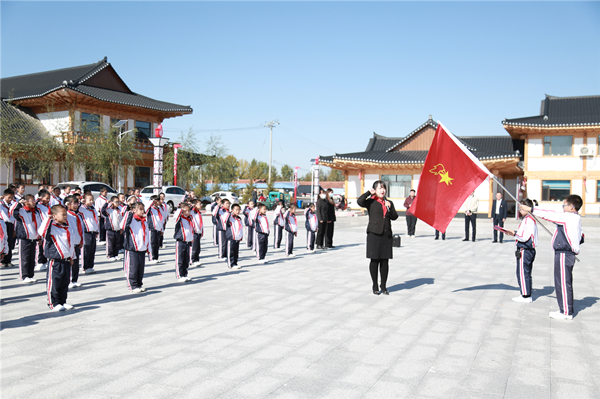 【吉林101501】延吉市开展庆祝中国少年先锋队建队72周年系列活动_fororder_春光小学少先队员庄严宣誓  摄影王晓彤.JPG