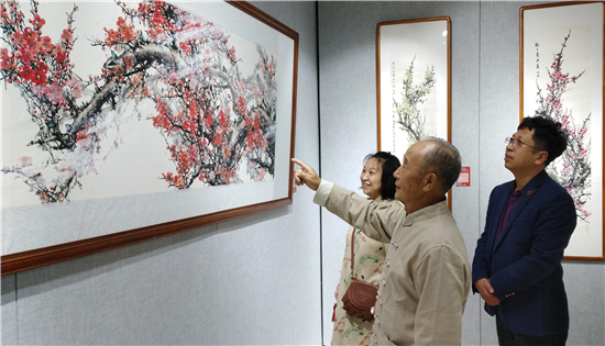 鞍山七旬农民画家办画展 各界助力圆几十年梦想_fororder_画展2