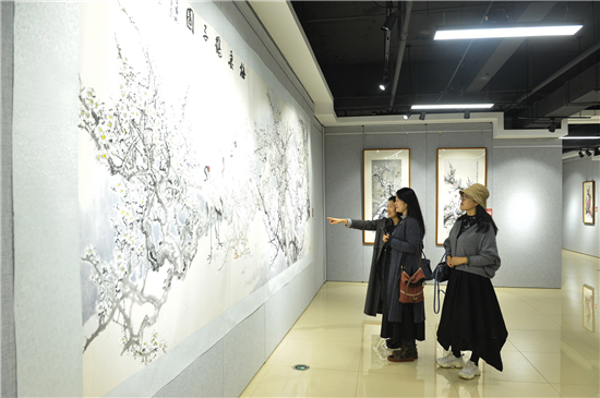 鞍山七旬农民画家办画展 各界助力圆几十年梦想_fororder_画展5