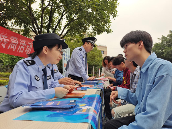 【原创】重庆市九龙坡区警方深入高校开展“网警小课堂” 筑牢网络安全防线_fororder_图片1