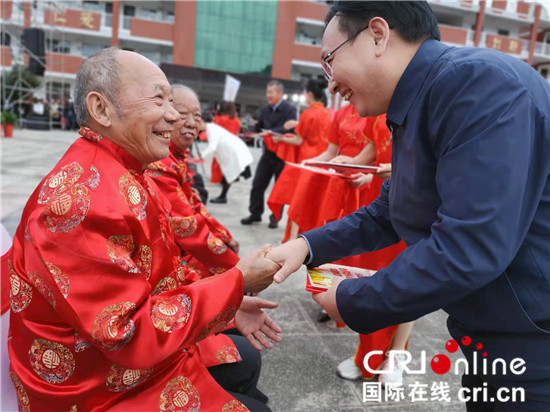 河南南阳：多种形式开展敬老活动_fororder_西峡县县长马俊为重阳镇2021年度“重阳寿星”颁发证书 摄影 王小军