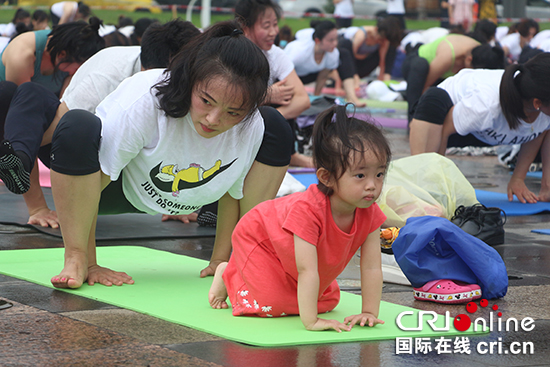 【CRI专稿 列表】重庆500余人户外同练瑜伽庆祝国际瑜伽日