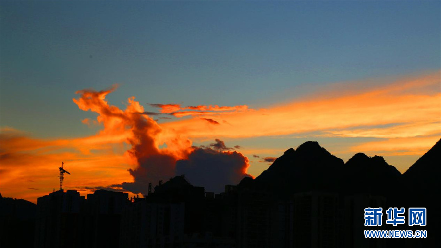 广西河池：秋日傍晚 红霞漫天