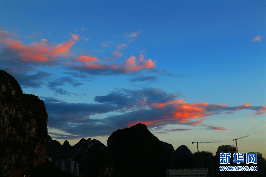 广西河池：秋日傍晚 红霞漫天