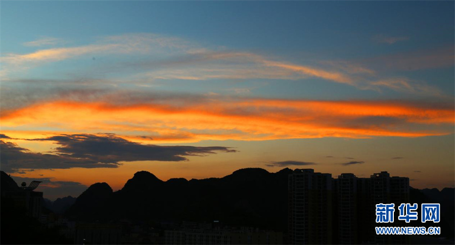 广西河池：秋日傍晚 红霞漫天