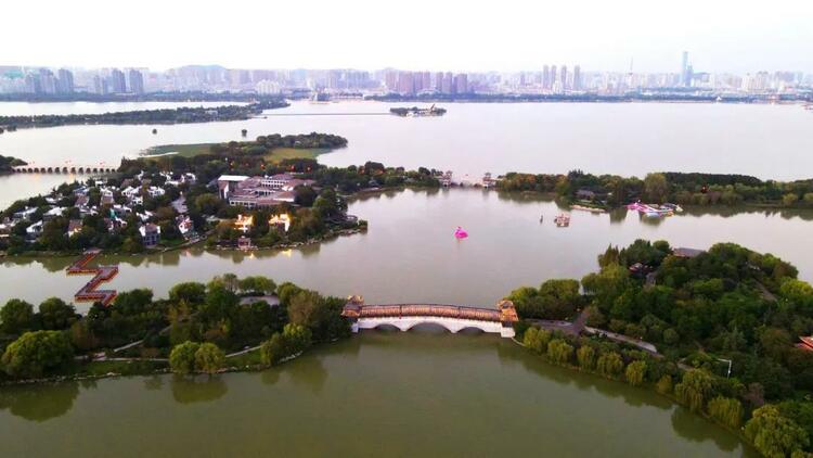 徐州市泉山区：秋染云龙湖 景色美如画