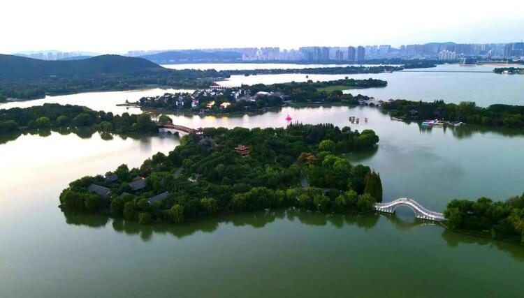 徐州市泉山区：秋染云龙湖 景色美如画