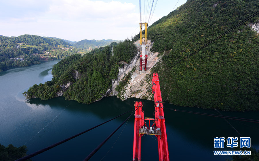 湖北咸丰：深山峡谷建虹桥