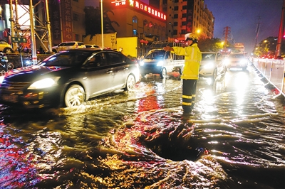 【琼岛先锋图文列表】【及时快讯】暴雨中的他们 再一次温暖这座城