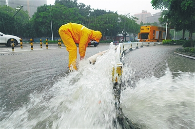 【琼岛先锋图文列表】【及时快讯】暴雨中的他们 再一次温暖这座城