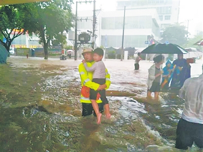 【琼岛先锋图文列表】【及时快讯】暴雨中的他们 再一次温暖这座城