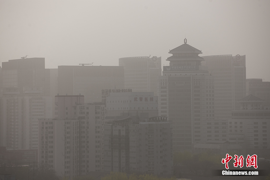 北京现大风浮尘天气 建筑物影影绰绰