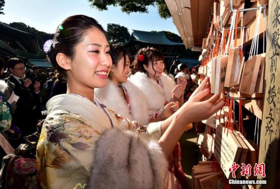 日本近半孕妇职场遭欺凌 三成职业女性遭性骚扰