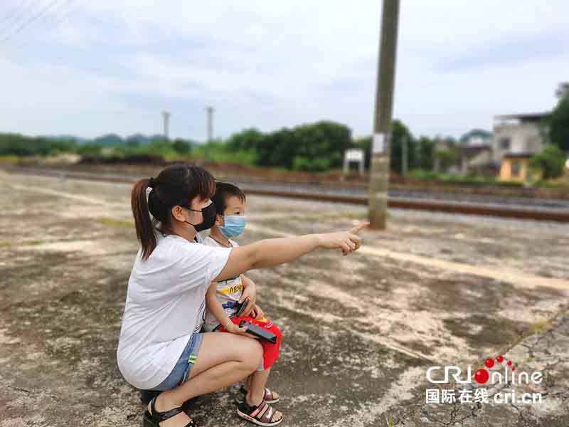 【A】【关注“慢火车”·坚守】22年如一日做列车的“眼睛”