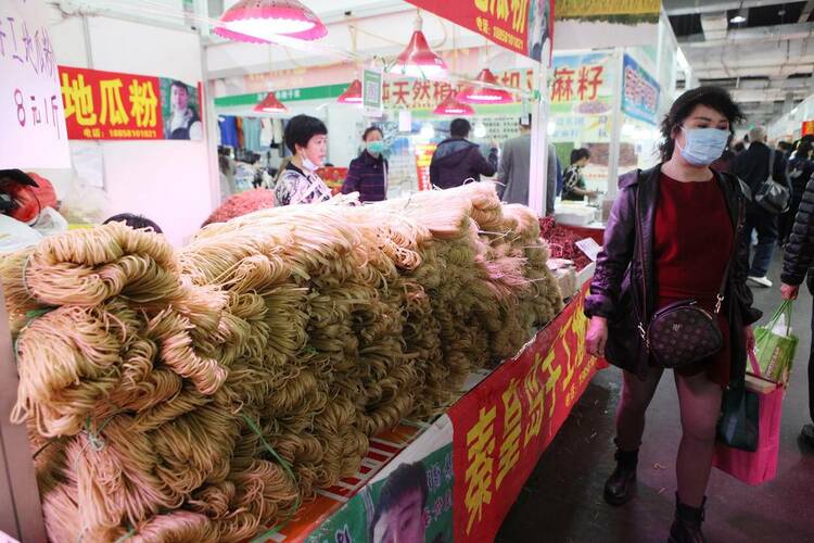 货源充足！沈阳菜篮子肉袋子满满的！