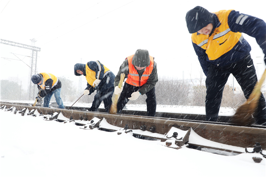 寒潮来袭 沈阳铁路部门全力除冰融雪保畅通_fororder_工作人员进行道岔除雪工作 供图中国铁路沈阳局集团有限公司