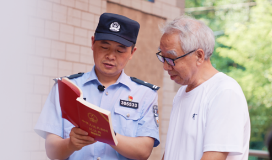 【原创】重庆市大渡口区民警何承波：学无止境学而为民的“律师”民警_fororder_微信图片_20211022145224