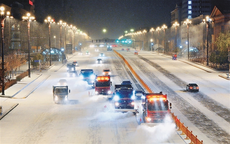 哈尔滨大型机械开足马力清冰雪