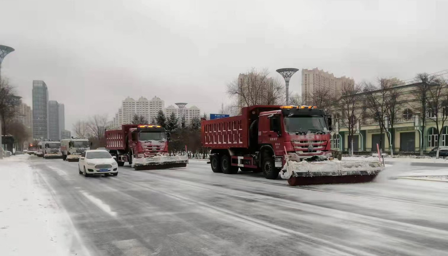 哈尔滨市道里区出动5000余人及大型机械开足马力清冰雪_fororder_微信图片_20211108091804