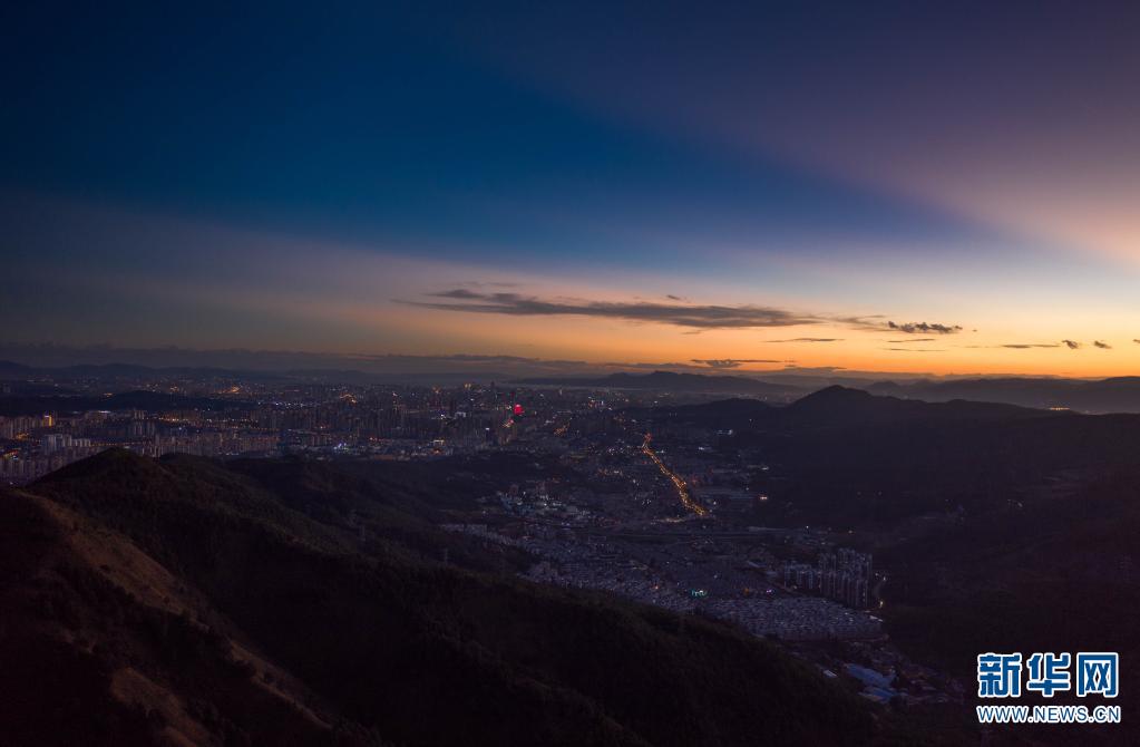 飞阅摩天岭 邂逅夕阳中的春城