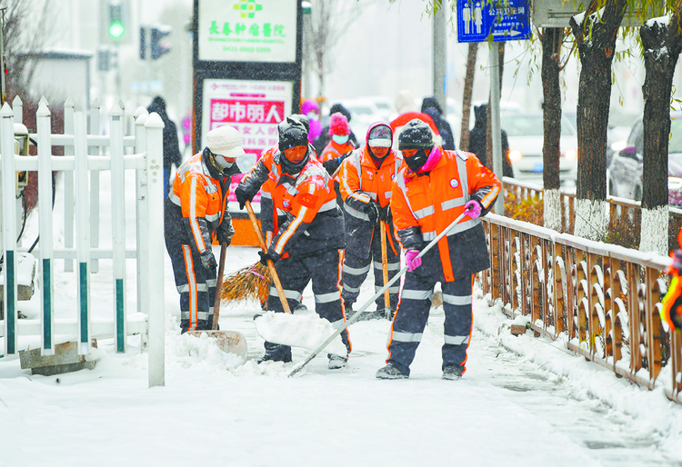 长春环卫：连续奋战不舍昼夜 开启循环清雪模式