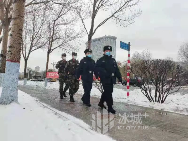 最美雪“警” 筑起平安防线