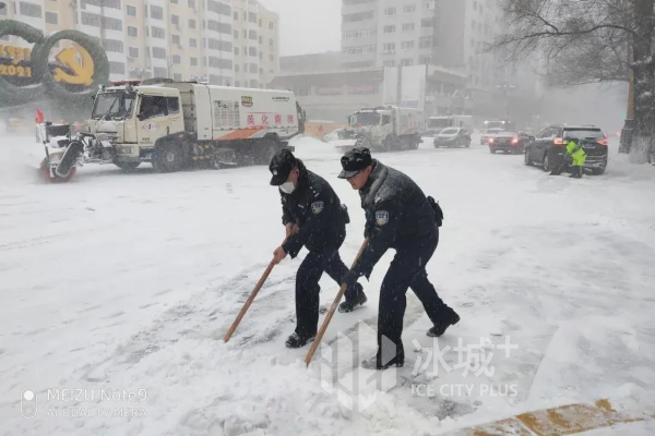 最美雪“警” 筑起平安防线