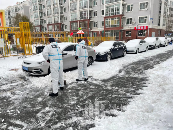 最美雪“警” 筑起平安防线