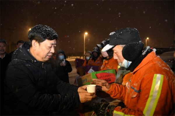 迎战风雪 沈阳市总工会紧急拔付500万元为一线环卫职工执勤交警送温暖_fororder_图片 9