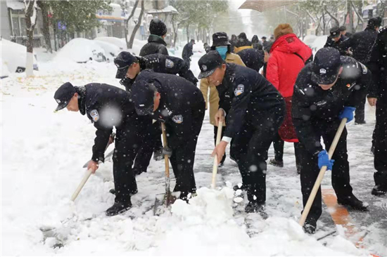 等图）鏖战暴风雪 鞍山公安全力护卫民安_fororder_为市民扫出步行街 供图：鞍山市公安局