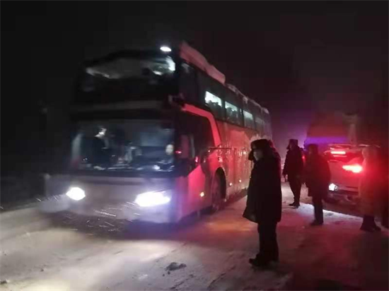 暴雪突袭！沈阳辽中区快速反应救助滞留旅客800余人_fororder_图片4