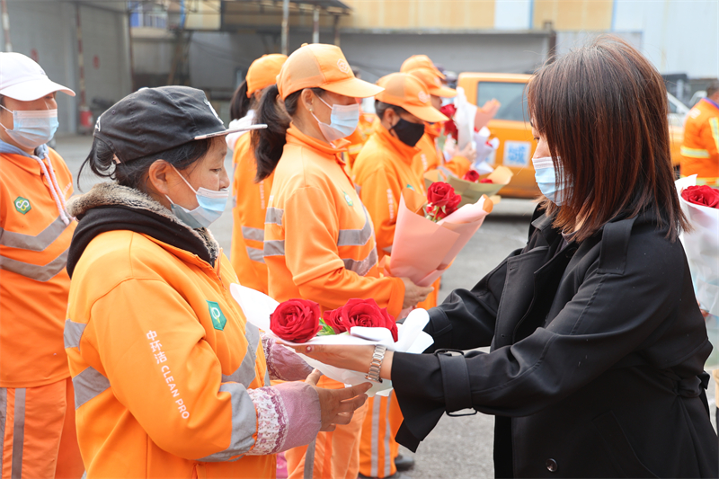 沈阳市第31个环卫工人节 辽中区六间房镇送上玫瑰致敬“城市美容师”_fororder_5P0A0329