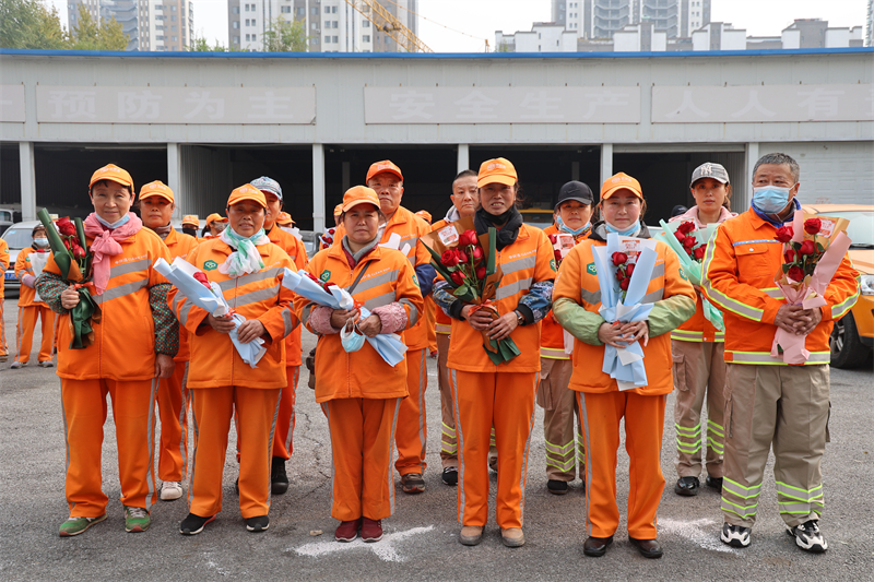 沈阳市第31个环卫工人节 辽中区六间房镇送上玫瑰致敬“城市美容师”_fororder_5P0A0337