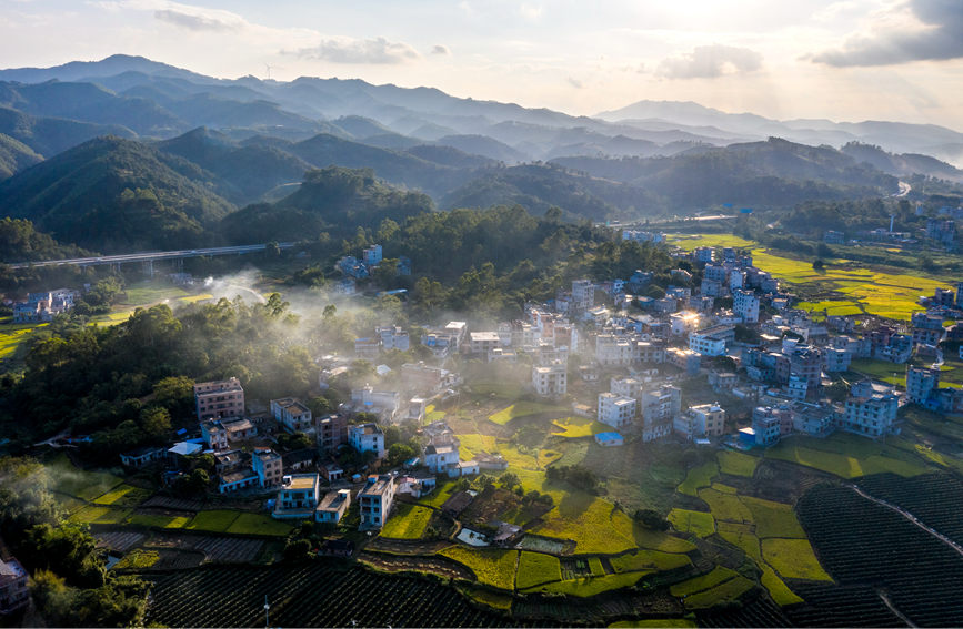 广西岑溪：青山环抱乡村如画