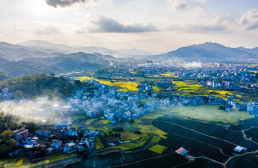 广西岑溪：青山环抱乡村如画