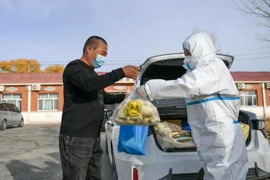 近万旅客滞留额济纳，有牧民直接捐骆驼……