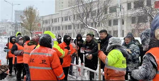 等图）鞍山市高新区：除雪“先民生后生产” 保障居民出行顺畅_fororder_热茶温暖除雪人