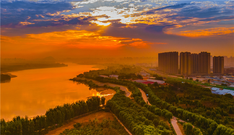 【母亲河畔的中国】济南百里黄河风景区：坚持绿色发展 弘扬黄河文化_fororder_霞光映照下的母亲河1