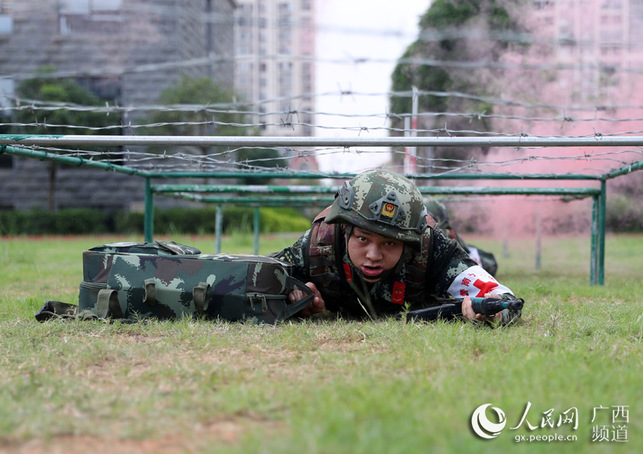 广西南宁：卫生士兵是卫生员更是战斗员